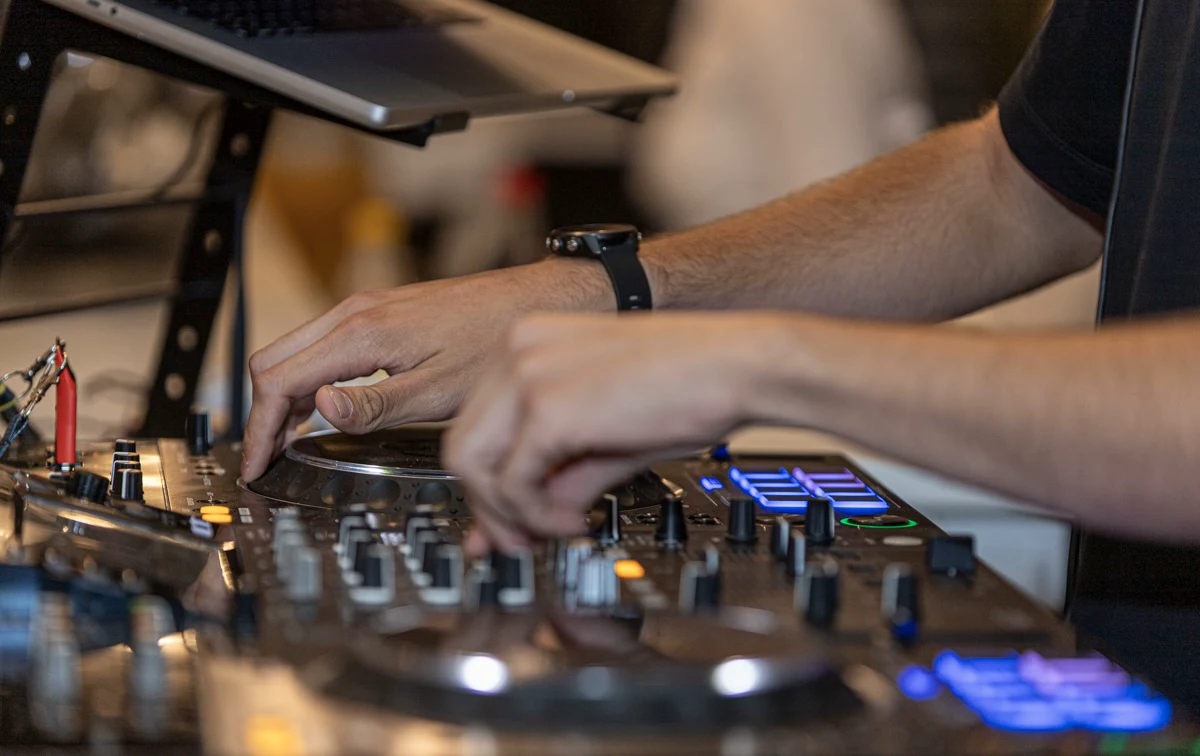 Atmosfera evento con luci e musica Biasix DJ