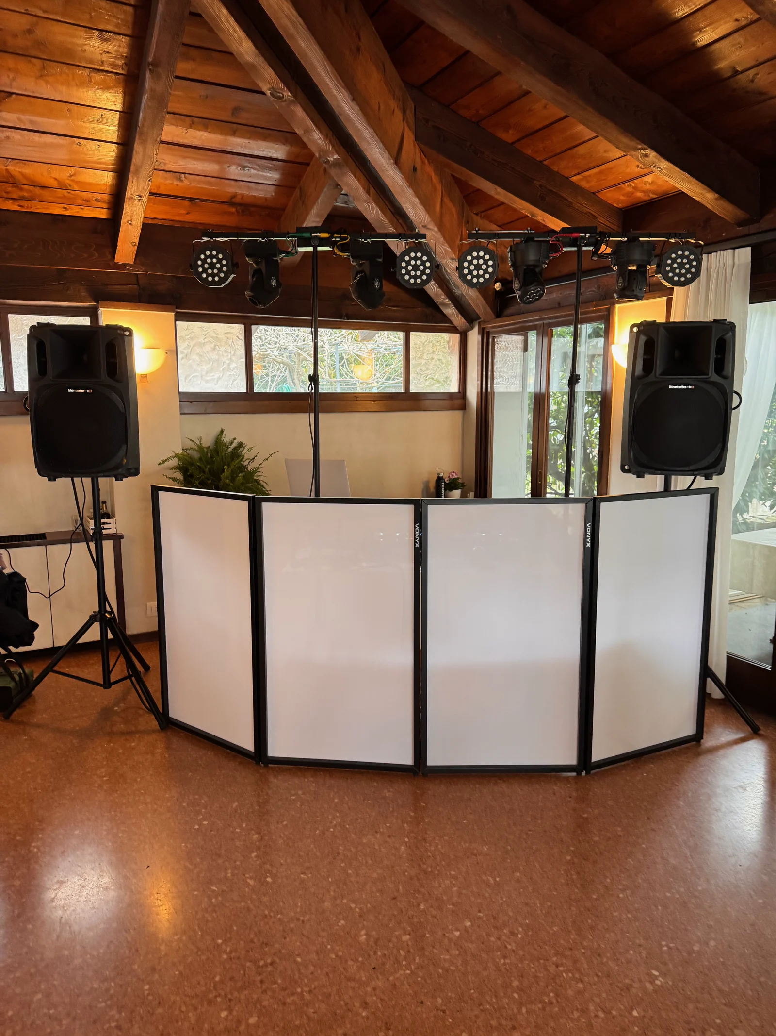 Postazione DJ Biasix con console e luci